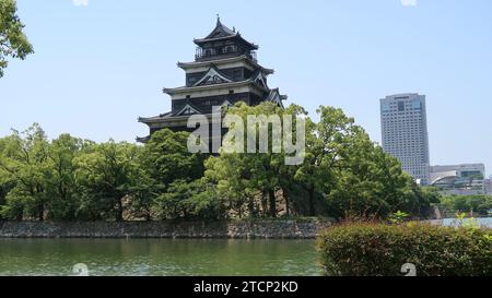 Verschiedene Bilder von einer Reise nach Tokio und hiroshima mit Speisen, Stadtlandschaft, Architektur und Transport. Stockfoto