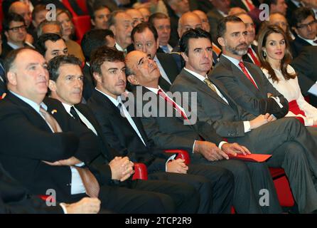 BOADILLA DEL MONTE (MADRID), 12.02.2013.- Prinz und Prinzessin von Asturien, die heute in der Finanzstadt Banco Santander den Vorsitz bei der Zeremonie zur Übergabe der Akkreditierungen an die neuen Ehrenbotschafter der spanischen Marke, darunter der Formel-1-Fahrer Fernando Alonso (2d), innehatte. der Schauspieler Antonio Banderas (3d), der Küchenchef José Andrés (hinter, 3d), der Direktor des Nationalen Krebsforschungszentrums, María Blasco (3d) und der Geschäftsmann Isak Andic posieren für das Familienfoto, unter anderem begleitet von dem Präsidenten der Santander-Gruppe, Emilio Botín (3d) und dem Minister von Stockfoto