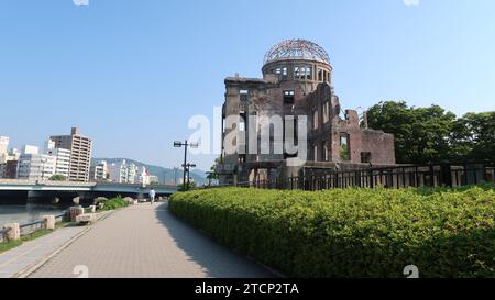 Verschiedene Bilder von einer Reise nach Tokio und hiroshima mit Speisen, Stadtlandschaft, Architektur und Transport. Stockfoto