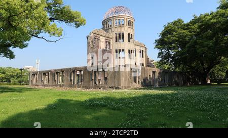 Verschiedene Bilder von einer Reise nach Tokio und hiroshima mit Speisen, Stadtlandschaft, Architektur und Transport. Stockfoto