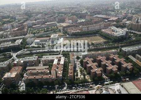 06/02/2005. 03-06-05. Madrid. Blick auf die Stadt aus der Vogelperspektive. Im Bild: Vicente Calderón, der Fluss Manzanares und seine Umgebung. Quelle: Album / Archivo ABC / José María Barroso Stockfoto