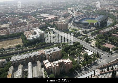 06/02/2005. 03-06-05. Madrid. Blick auf die Stadt aus der Vogelperspektive. Im Bild: Vicente Calderón, der Fluss Manzanares und seine Umgebung. Quelle: Album / Archivo ABC / José María Barroso Stockfoto