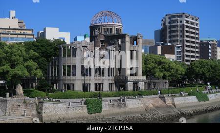 Verschiedene Bilder von einer Reise nach Tokio und hiroshima mit Speisen, Stadtlandschaft, Architektur und Transport. Stockfoto