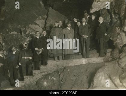 03/13/1915. Die Reise der Könige. H.H. mm Und AA. Rr. Mit seinem Gefolge in der Grotte der Wunder in Aracena. Quelle: Album / Archivo ABC / Juan Barrera Stockfoto