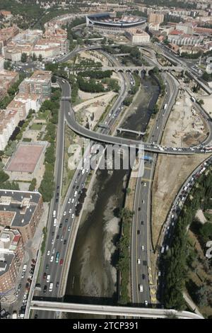 06/02/2005. 03-06-05. Madrid. Blick auf die Stadt aus der Vogelperspektive. Im Bild: Vicente Calderón, der Fluss Manzanares und seine Umgebung. Quelle: Album / Archivo ABC / José María Barroso Stockfoto