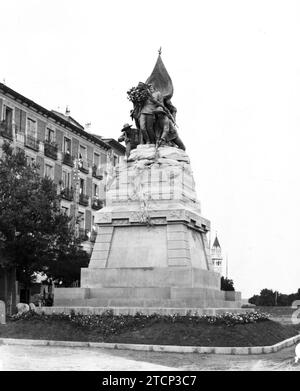 05/31/1915. Tribut an einige Helden. Das Denkmal für General Vara de Rey und Helden von El Caney, das Werk des Bildhauers González Pola, das von HM dem König auf Paseo de Atocha (Paseo Infanta Isabel) eingeweiht wurde. Quelle: Album / Archivo ABC / José Zegri Stockfoto