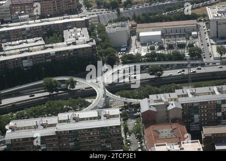 06/02/2005. 03-06-05. Madrid. Blick auf die Stadt aus der Vogelperspektive. Im Bild: Vicente Calderón, der Fluss Manzanares und seine Umgebung. Quelle: Album / Archivo ABC / José María Barroso Stockfoto