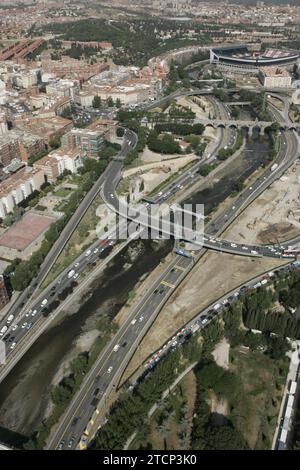 06/02/2005. 03-06-05. Madrid. Blick auf die Stadt aus der Vogelperspektive. Im Bild: Vicente Calderón, der Fluss Manzanares und seine Umgebung. Quelle: Album / Archivo ABC / José María Barroso Stockfoto