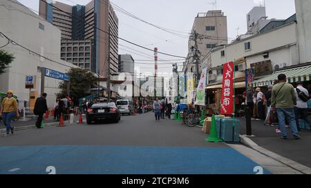 Verschiedene Bilder von einer Reise nach Tokio und hiroshima mit Speisen, Stadtlandschaft, Architektur und Transport. Stockfoto