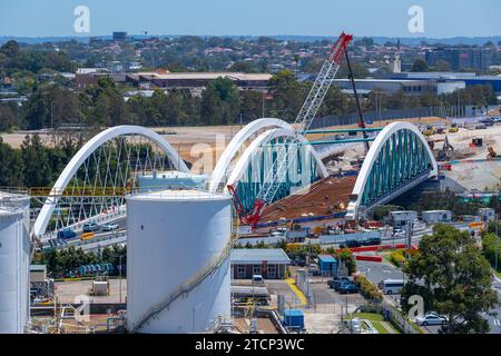 Die West Bridge über den Alexandra Canal, vom Sydney Airport in Australien aus gesehen. Die Brücke wurde entworfen, um die Bögen der Sydney Harbour Bridge nachzubilden. Stockfoto