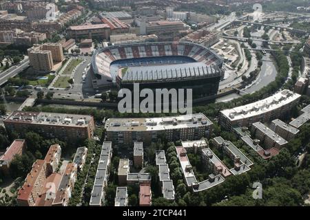 06/02/2005. 03-06-05. Madrid. Blick auf die Stadt aus der Vogelperspektive. Im Bild: Vicente Calderón, der Fluss Manzanares und seine Umgebung. Quelle: Album / Archivo ABC / José María Barroso Stockfoto