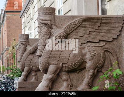 Assyrische Wächter vor den Studentenwohnheimen in Kristianiagade 10, Kopenhagen, Dänemark. Stockfoto