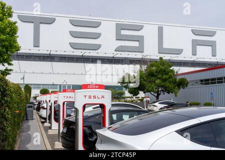 Tesla Schild auf dem Gebäude mit Supercharger im Tesla Motors Center in Fremont, CA, USA Stockfoto