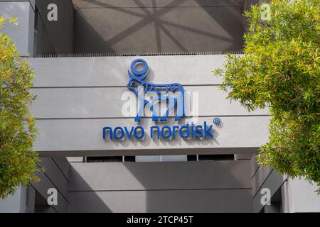 Nahaufnahme des Novo Nordisk Logoschildes auf dem Gebäude in Fremont, Kalifornien, USA Stockfoto