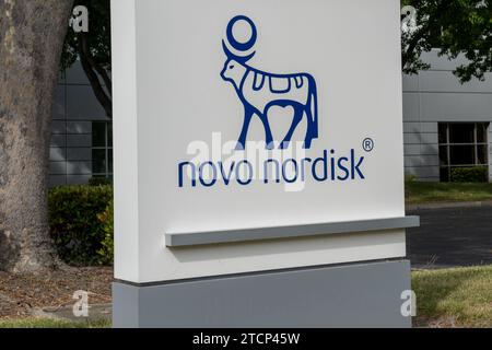 Nahaufnahme des Logozeichens von Novo Nordisk im Büro in Fremont, Kalifornien, USA Stockfoto