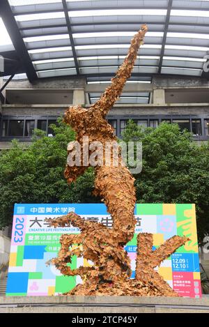 Hangzhou, Hangzhou, China. Dezember 2023. Am 13. Dezember 2023 kam die Romantik von Hangzhou wie geplant an, und vor kurzem wurde das Herbst-Blatt-Kunstfestival der China Academy of Fine Arts 2023 eröffnet. Die Studenten der Akademie der Bildenden Künste verwandelten die von der Putzfrau gesammelten gefallenen Blätter in Installationen. Drei mit Herbstlaub geschmückte Werke erschienen am Eingang der China Academy of Fine Arts an der Nanshan Road, die viele Bürger und Touristen zum Einchecken anlocken. Es wird gesagt, dass innerhalb von zwei Wochen mehr als 20 Werke veröffentlicht werden. (Kreditbild: © SIPA A A Stockfoto