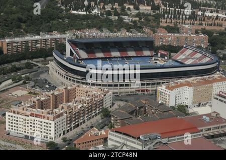 06/02/2005. 03-06-05. Madrid. Blick auf die Stadt aus der Vogelperspektive. Im Bild: Vicente Calderón, der Fluss Manzanares und seine Umgebung. Quelle: Album / Archivo ABC / José María Barroso Stockfoto