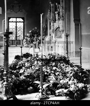 10/31/1913. Im pantheon der illustren Männer. Das Grab von Herrn José Canalejas, dekoriert anlässlich des Allerheiligen-Festes. Auf dem Foto können Sie auch die Gräber des Marquis von Duero, General Castaños und Palafox sehen. Quelle: Album / Archivo ABC / Julio Duque Stockfoto