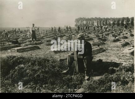 Villers-au-Bois (Frankreich), Oktober 1915. Die Traurigkeit des Krieges. Französische Soldaten platzieren Kreuze und Inschriften auf den Gräbern ihrer Kameraden in Villers-au-Bois. Quelle: Album / Archivo ABC / M. Rol Stockfoto