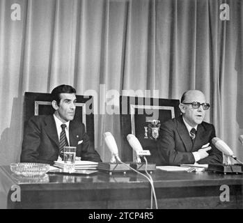 04/30/1975. Der dritte Vizepräsident der Regierung und Arbeitsminister, Fernando Suárez, begleitet von dem Minister für Information und Tourismus, León Herrera, während der Pressekonferenz, nachdem der Ministerrat fertig war. Quelle: Album / Archivo ABC / Teodoro Naranjo Domínguez Stockfoto