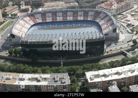 06/02/2005. 03-06-05. Madrid. Blick auf die Stadt aus der Vogelperspektive. Im Bild: Vicente Calderón, der Fluss Manzanares und seine Umgebung. Quelle: Album/Archivo ABC Stockfoto