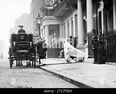 09/30/1913. Prinzenhochzeit in England. Die Herzogin von Fife (Alexandra Duff) verließ ihr Haus, um zum St. James's Palace zu gehen, bevor sie Prinz Arthur von Connaught heiratete. Quelle: Album / Archivo ABC / Louis Hugelmann Stockfoto