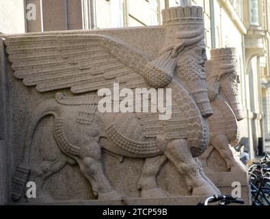 Assyrische Wächter vor den Studentenwohnheimen in Kristianiagade 10, Kopenhagen, Dänemark. Stockfoto