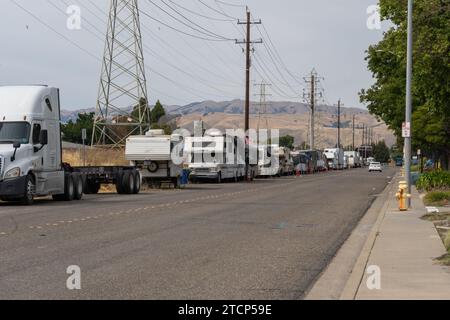 Wohnmobile und Anhänger parken an der Stewart Avenue in Fremont, Kalifornien, USA Stockfoto