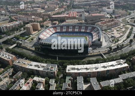 06/02/2005. 03-06-05. Madrid. Blick auf die Stadt aus der Vogelperspektive. Im Bild: Vicente Calderón, der Fluss Manzanares und seine Umgebung. Quelle: Album/Archivo ABC Stockfoto