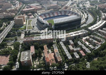 06/02/2005. 03-06-05. Madrid. Blick auf die Stadt aus der Vogelperspektive. Im Bild: Vicente Calderón, der Fluss Manzanares und seine Umgebung. Quelle: Album / Archivo ABC / José María Barroso Stockfoto