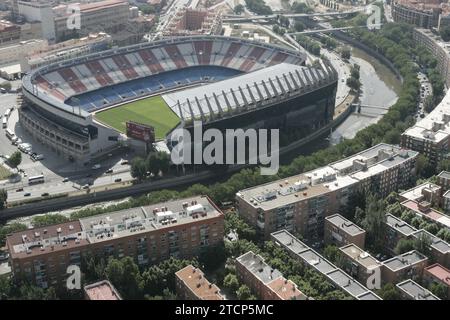 06/02/2005. 03-06-05. Madrid. Blick auf die Stadt aus der Vogelperspektive. Im Bild: Vicente Calderón, der Fluss Manzanares und seine Umgebung. Quelle: Album / Archivo ABC / José María Barroso Stockfoto