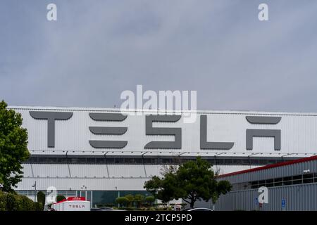 Tesla Closeup-Logo auf dem Gebäude im Tesla Motors Center in Fremont, CA, USA Stockfoto