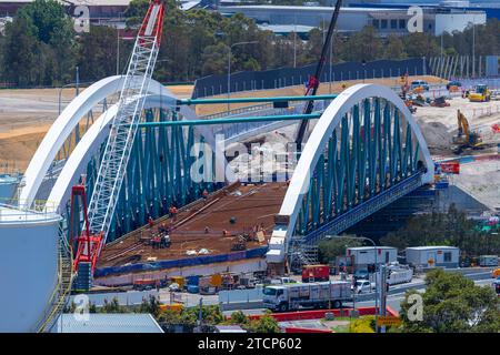 Arbeiter beim Bau der neuen West Bridge über den Alexandra Canal in Sydney, Australien. Das Brückendesign erinnert an die Bögen der Sydney Harbour Bridge. Stockfoto