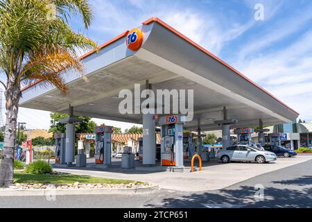 Eine Tankstelle aus dem Jahr 76 in Fremont, CA, USA Stockfoto