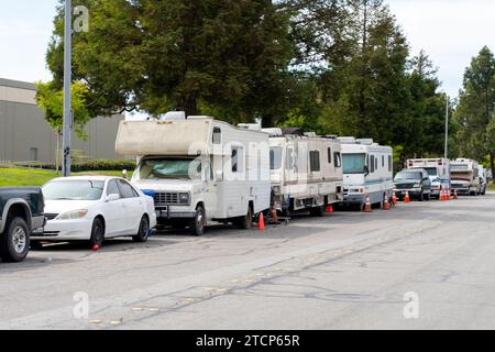 Wohnmobile und Anhänger parken entlang der Straße in Fremont, Kalifornien, USA Stockfoto