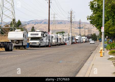 Wohnmobile und Anhänger parken entlang der Straße in Fremont, Kalifornien, USA Stockfoto