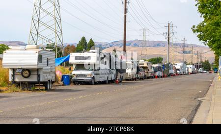 Wohnmobile und Anhänger parken entlang der Straße in Fremont, Kalifornien, USA Stockfoto