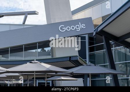 Google-Logo auf dem Gebäude in der Außencafeteria auf dem Campus des Hauptsitzes von Google in Silicon Valley, Mountain View, Kalifornien, USA Stockfoto