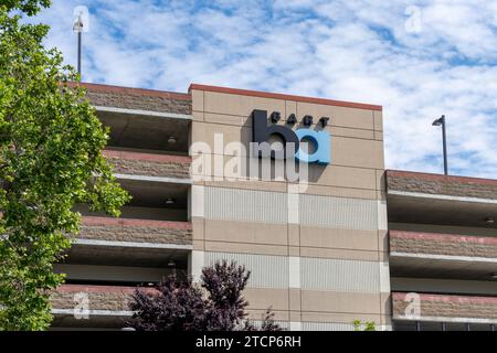 BART-Logo auf dem Garagengebäude an der Haltestelle West Dublin in Pleasanton, CA, USA Stockfoto