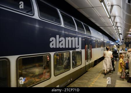 Passagiere auf dem Bahnsteig im Kopenhagener Bahnhof. Stockfoto