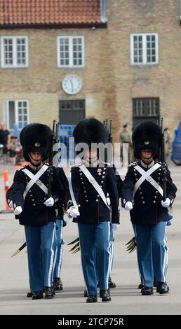 Die dänische Kaisergarde marschiert von Schloss Rosenborg in Richtung Schloss Amalienborg in Kopenhagen, Dänemark. Stockfoto