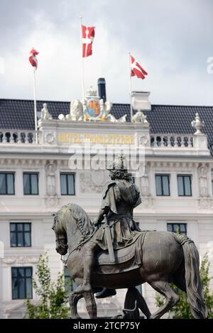 Die königliche Reiterstatue von Christian V. am Kongens Nytorv/Königlichen Neuen Platz im Zentrum von Kopenhagen, Dänemark. Stockfoto