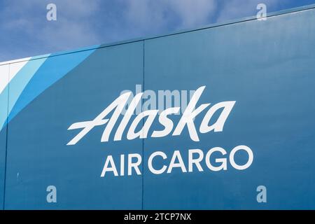 Nahaufnahme des Alaska Air Cargo-Schilds am Gebäude in seinem Büro am Seattle-Tacoma International Airport in SeaTac, WA, USA Stockfoto