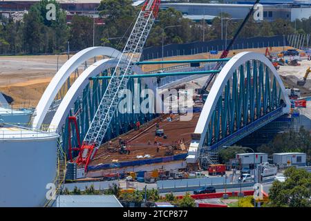 Arbeiter beim Bau der neuen West Bridge über den Alexandra Canal in Sydney, Australien. Das Brückendesign erinnert an die Bögen der Sydney Harbour Bridge. Stockfoto