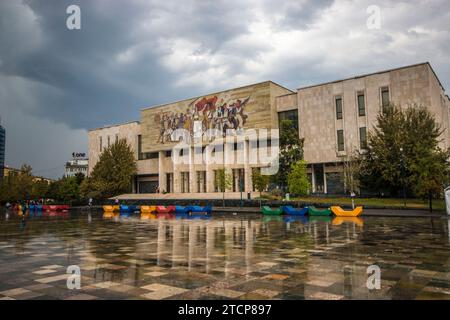 Wandgemälde am Museum of National History vom Skanderbeg-Platz aus gesehen, Tirana, Albanien Stockfoto