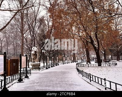 Peking, Peking, China. Dezember 2023. Am 13. Dezember 2023 fiel in Peking starker Schneefall und der Zizhuyuan Park war wie eine Märchenwelt mit Silber bedeckt. (Credit Image: © SIPA Asia via ZUMA Press Wire) NUR REDAKTIONELLE VERWENDUNG! Nicht für kommerzielle ZWECKE! Stockfoto