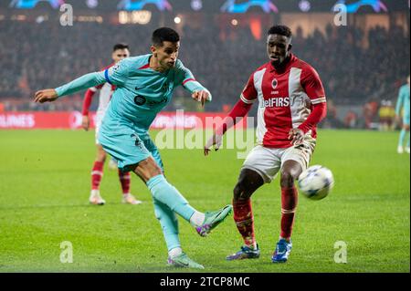 Antwerpen, Belgien. Dezember 2023. João Cancelo von Barcelona und Mandela Keita aus Antwerpen während des Spiels der UEFA Champions League Gruppe H zwischen Antwerpen und dem FC Barcelona im Bosuilstadion in Antwerpen, Belgien am 13. Dezember 2023 (Foto: Andrew SURMA/ Credit: SIPA USA/Alamy Live News Stockfoto