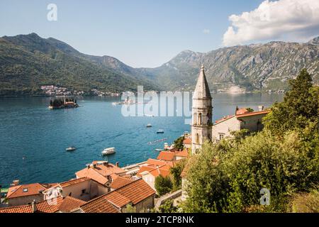 Blick auf die UNESCO-geschützte Stadt Perast mit der Bucht von Kotor, die Inseln unserer Lieben Frau von den Felsen und die Insel St. Georges in Montenegro. Stockfoto