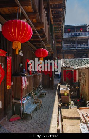 17.02.2021, FUJIAN, CHINA: Nahaufnahme der chinesischen roten Laternen an einem der Tulou Mud Gebäude in Fujian, China. Hintergrundbild Stockfoto