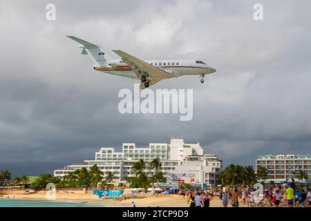 Der Setai Miami Beach Hawker 4000 fliegt über Maho Beach, bevor er auf dem Princess Juliana International Airport SXM auf Sint Maarten in der niederländischen Karibik landet Stockfoto